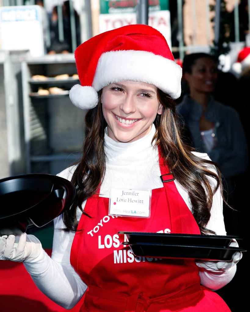 Jennifer Love Hewitt volunteering at the Los Angeles Mission on Christmas Eve 2010