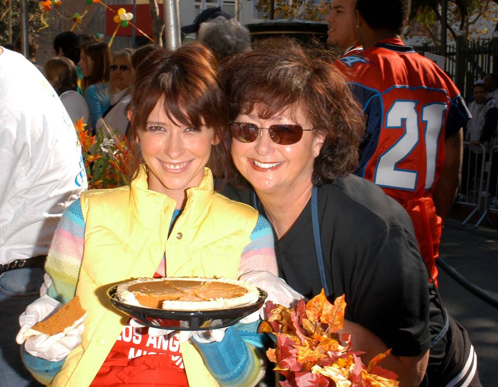 Jennifer Love Hewitt with her mom in 2004