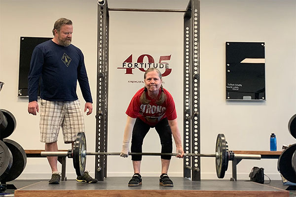 billcues lewanna to pull back in the deadlift with her lats