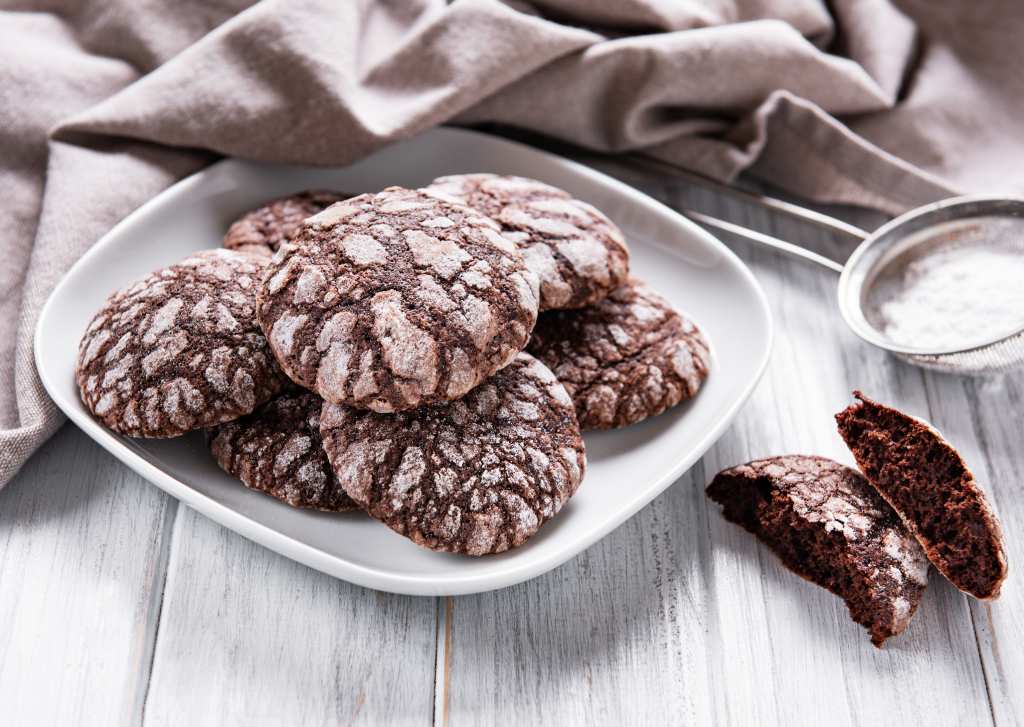 Christmas crackled chocolate cookies as part of a guide on using a water bath to create a soft cookie