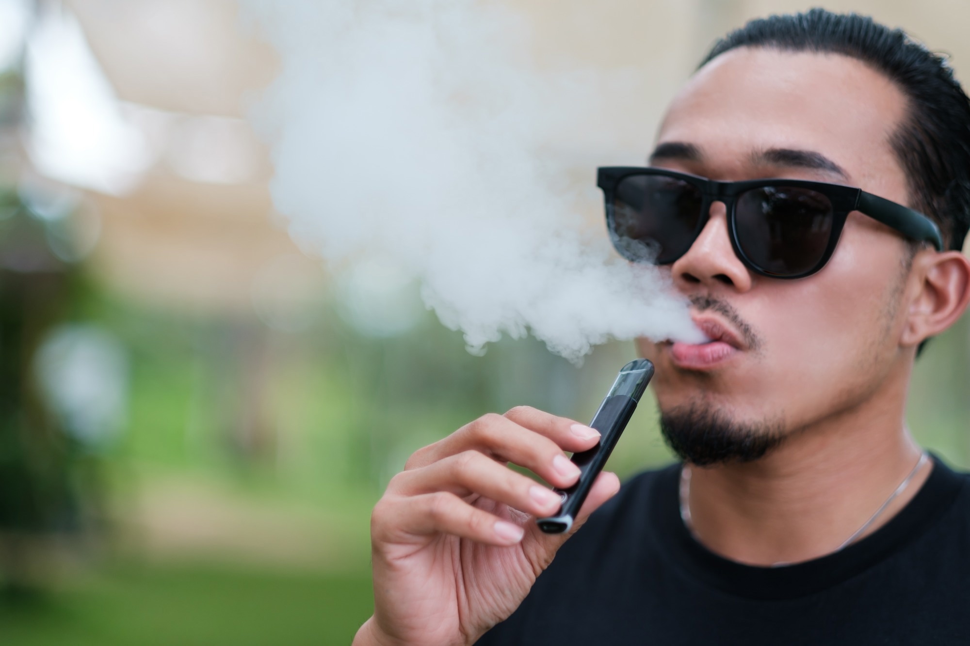 Study: A Randomized Clinical Trial of a Quitline Vaping Cessation Intervention: Baseline Characteristics of Young Adult Exclusive E-Cigarette Users Seeking Treatment. Image Credit: xyfen / Shutterstock.com