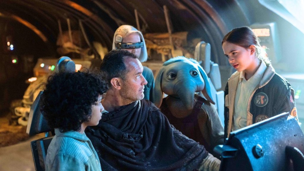 Jude Law Ravi Cabot-Conyers, Kyriana Kratter, Ryan Kiera Armstrong and Robert Timothy Smith in 'Star Wars: Skeleton Crew'