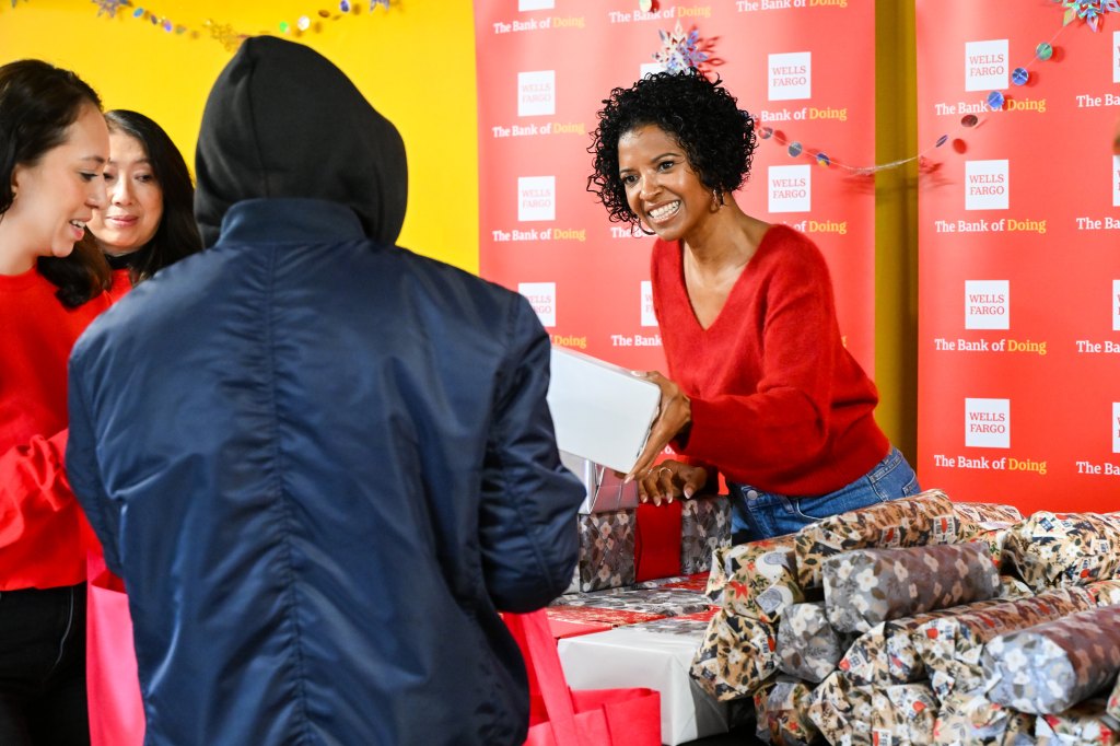 Renée Elise Goldsberry distributes food and holiday gifts with Wells Fargo at 90 Sands