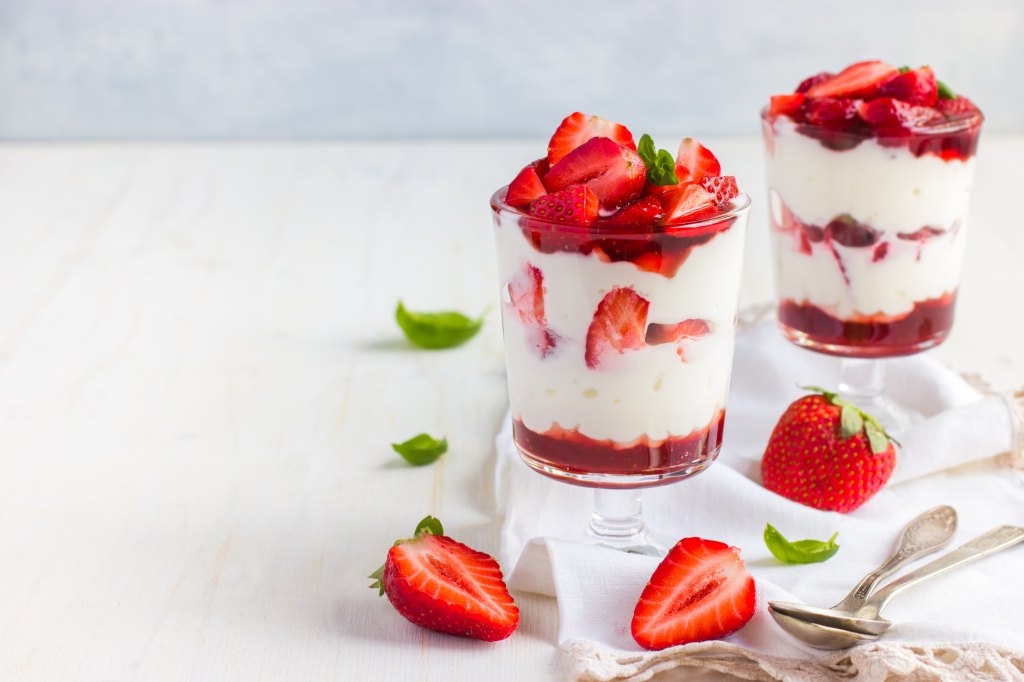 Strawberry-coconut parfaits that contain monk fruit sweetener without erythritol