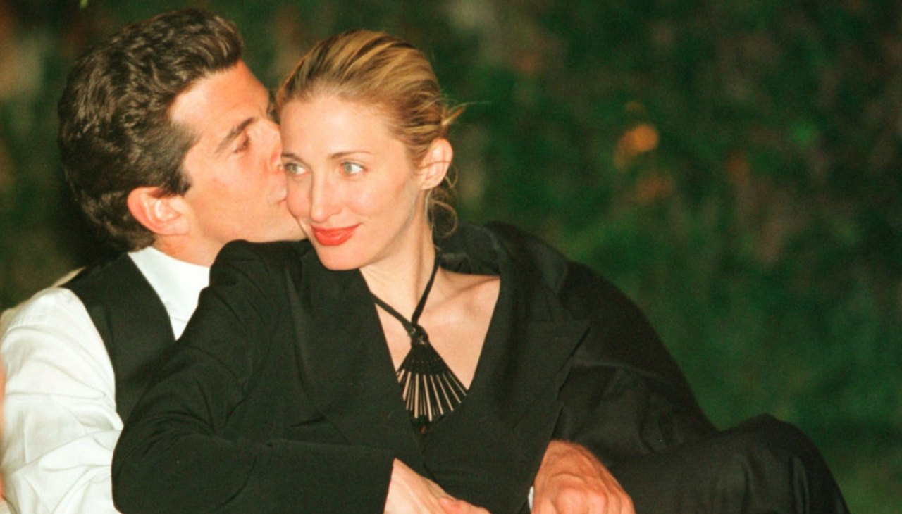 Carolyn Bessette-Kennedy fashion with John F. Kennedy Jr.