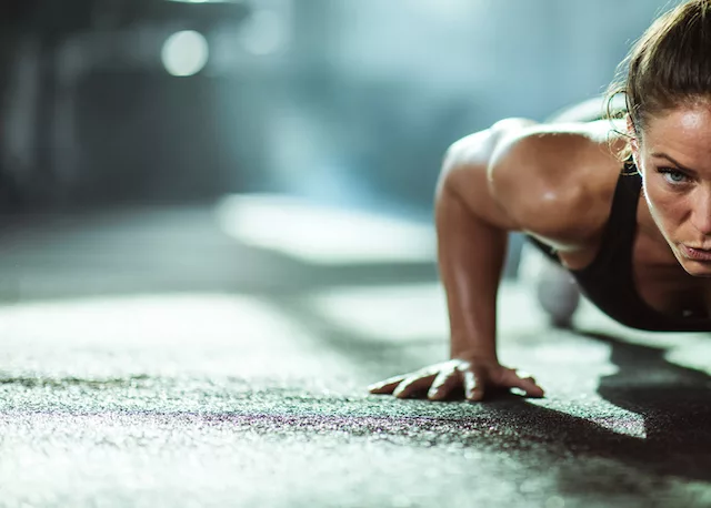 hiit workout exercises. Woman doing mountain climbers