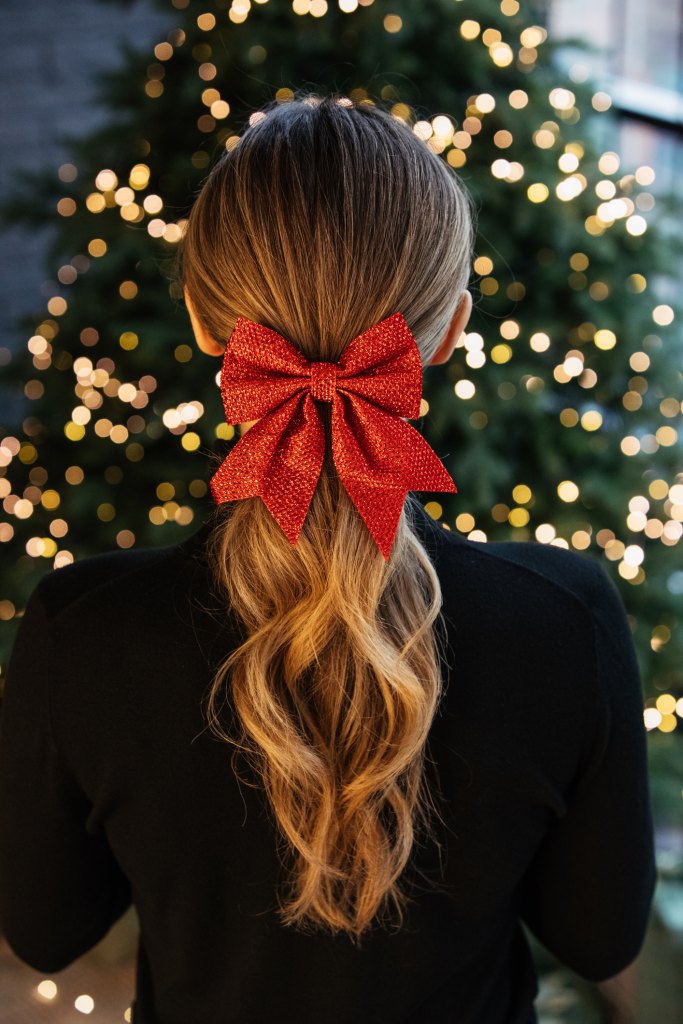 holiday ponytail with red bow