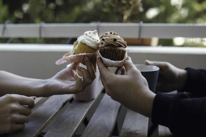 couple eating cupcakes | Why Are Glucose Spikes Harmful