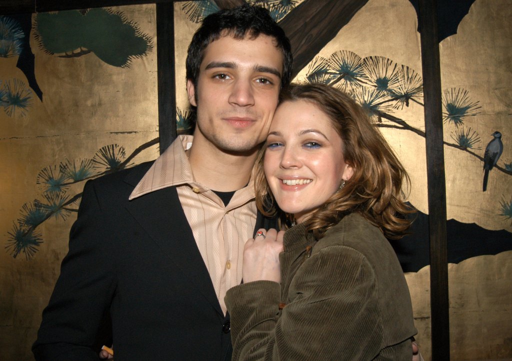 Drew Barrymore and Fabrizio Moretti in 2003