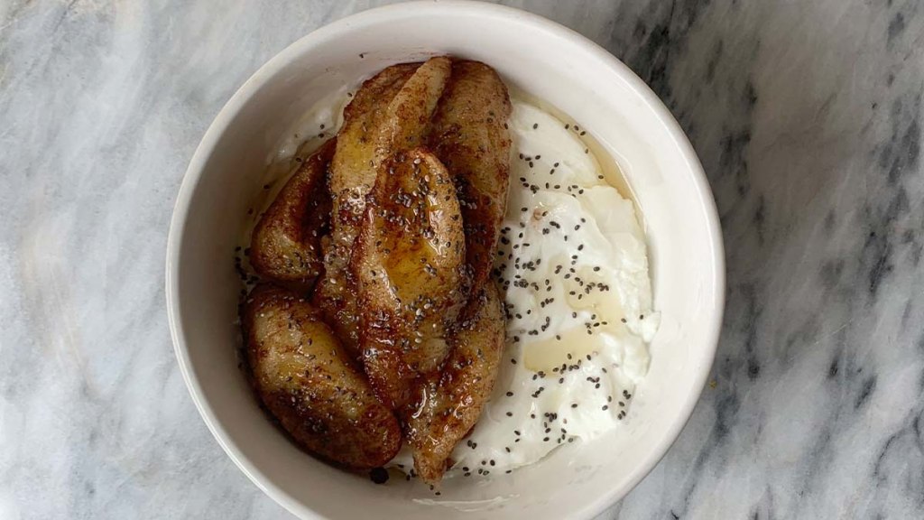 Roasted bananas with yogurt