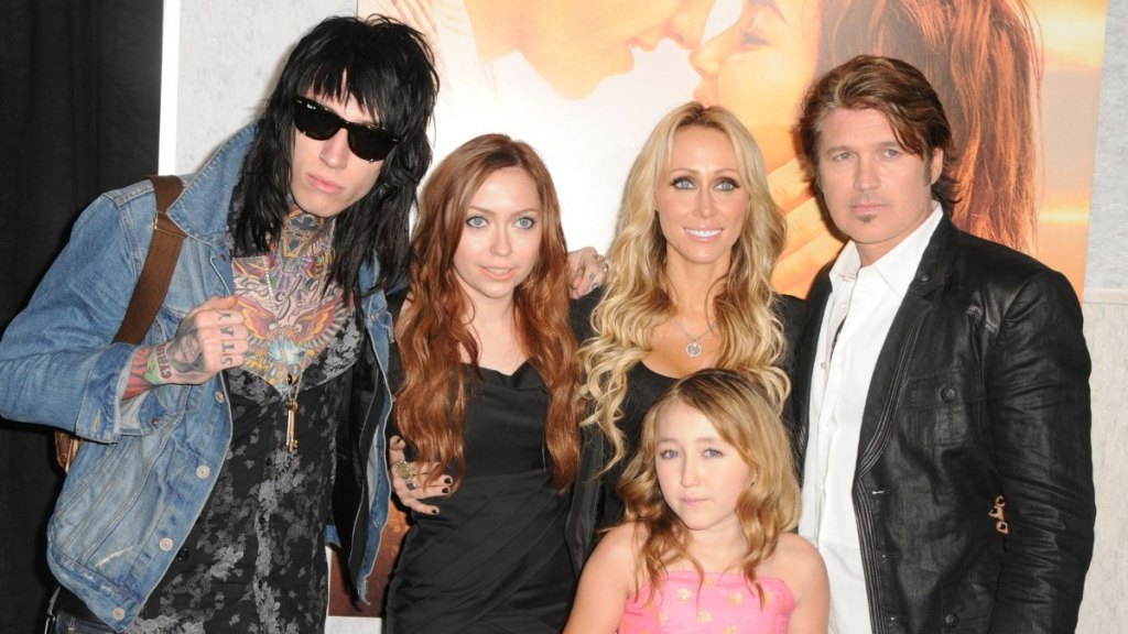 From left to right: Trace Cyrus, Brandi Cyrus, Noah Cyrus, Tish Cyrus and singer Billy Ray Cyrus in 2010