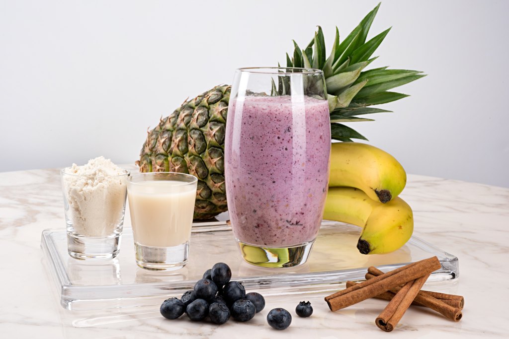 A kitchen counter holding ingredients like berries to make a fruit creatine shake for weight loss.