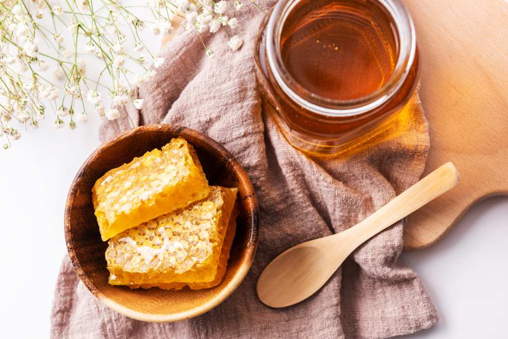 Honey jar and honeycomb