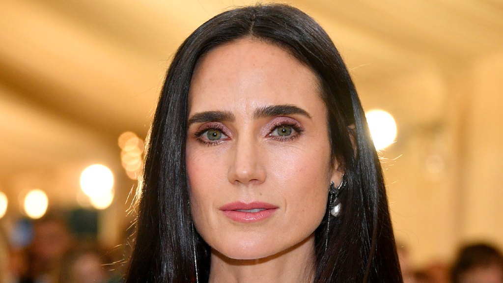 Jennifer Connelly wearing a pink eyeshadow look